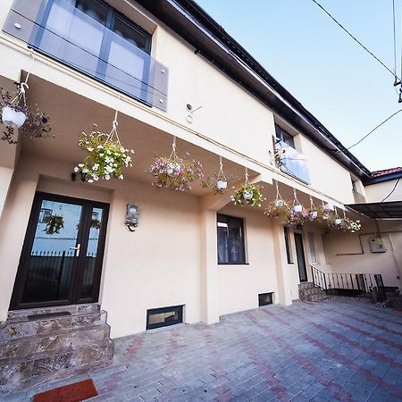Nelana Vandrarhem Cluj-Napoca Exteriör bild