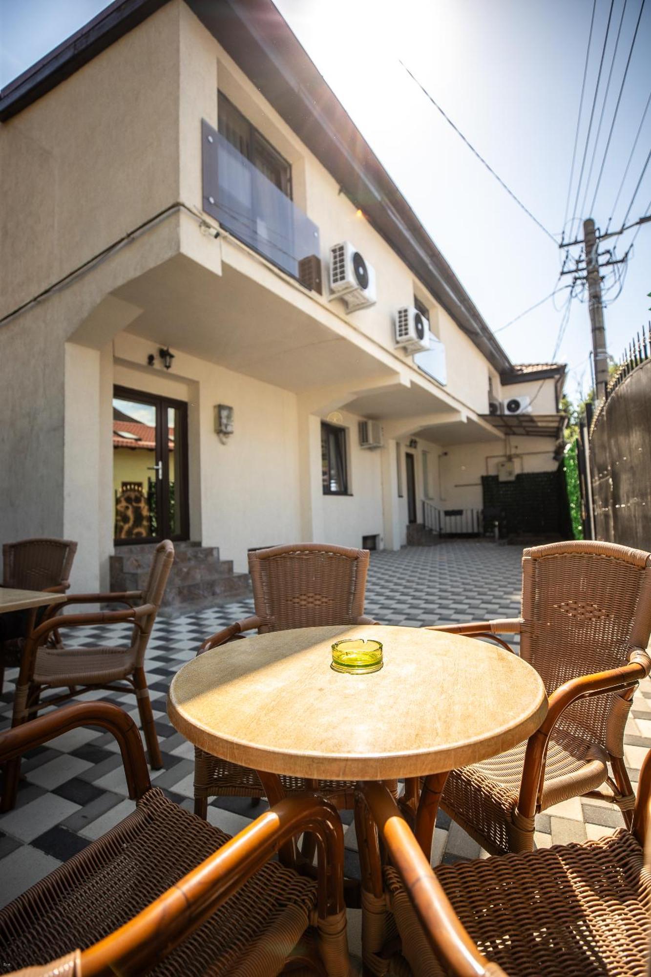 Nelana Vandrarhem Cluj-Napoca Exteriör bild