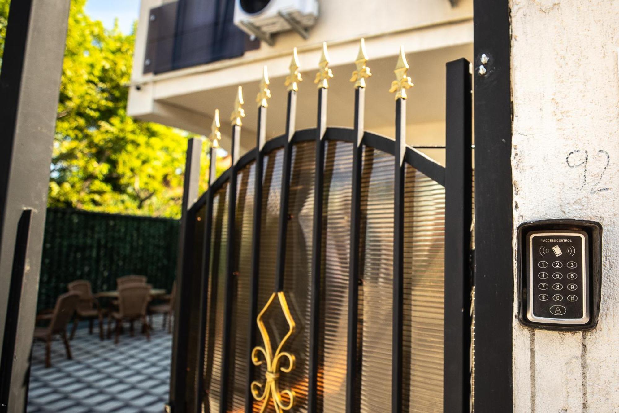 Nelana Vandrarhem Cluj-Napoca Exteriör bild