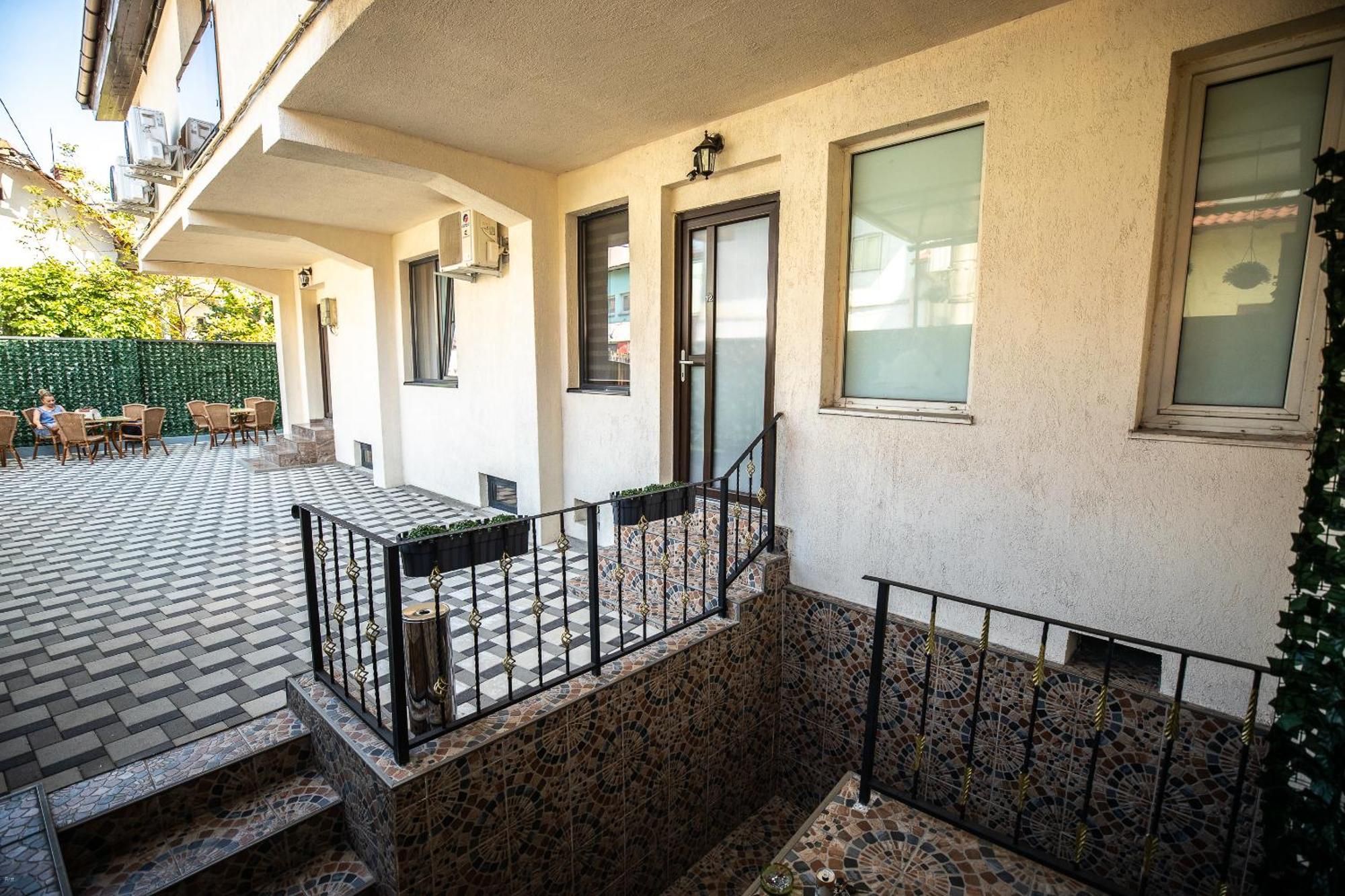 Nelana Vandrarhem Cluj-Napoca Exteriör bild