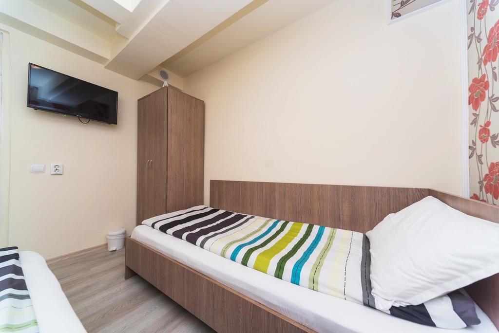 Nelana Vandrarhem Cluj-Napoca Exteriör bild