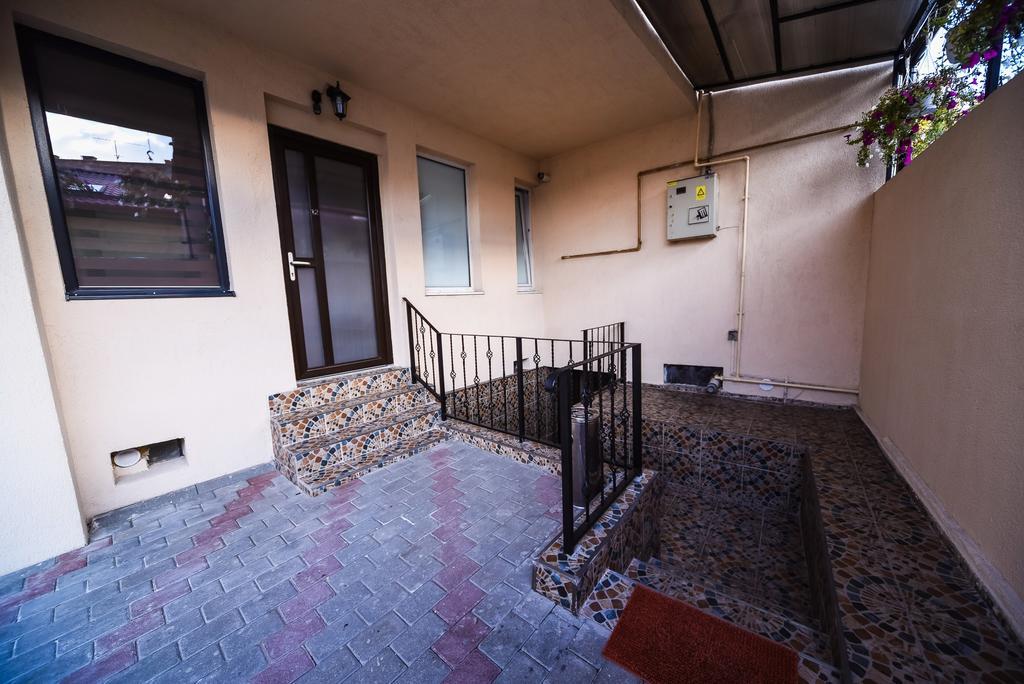 Nelana Vandrarhem Cluj-Napoca Exteriör bild