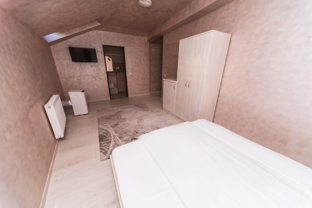 Nelana Vandrarhem Cluj-Napoca Exteriör bild